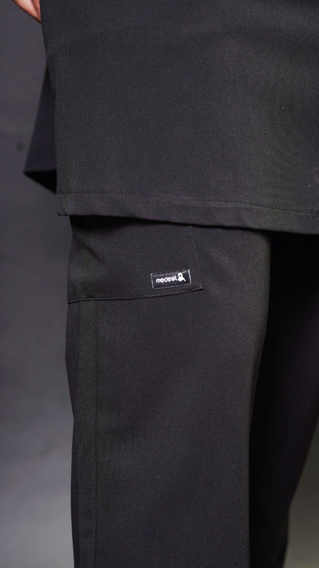 These black scrub pants are straight cut and feature 6 pockets, 2 of which are cargo pockets. They're perfect for carrying all of your essential items with you while you're on the job.