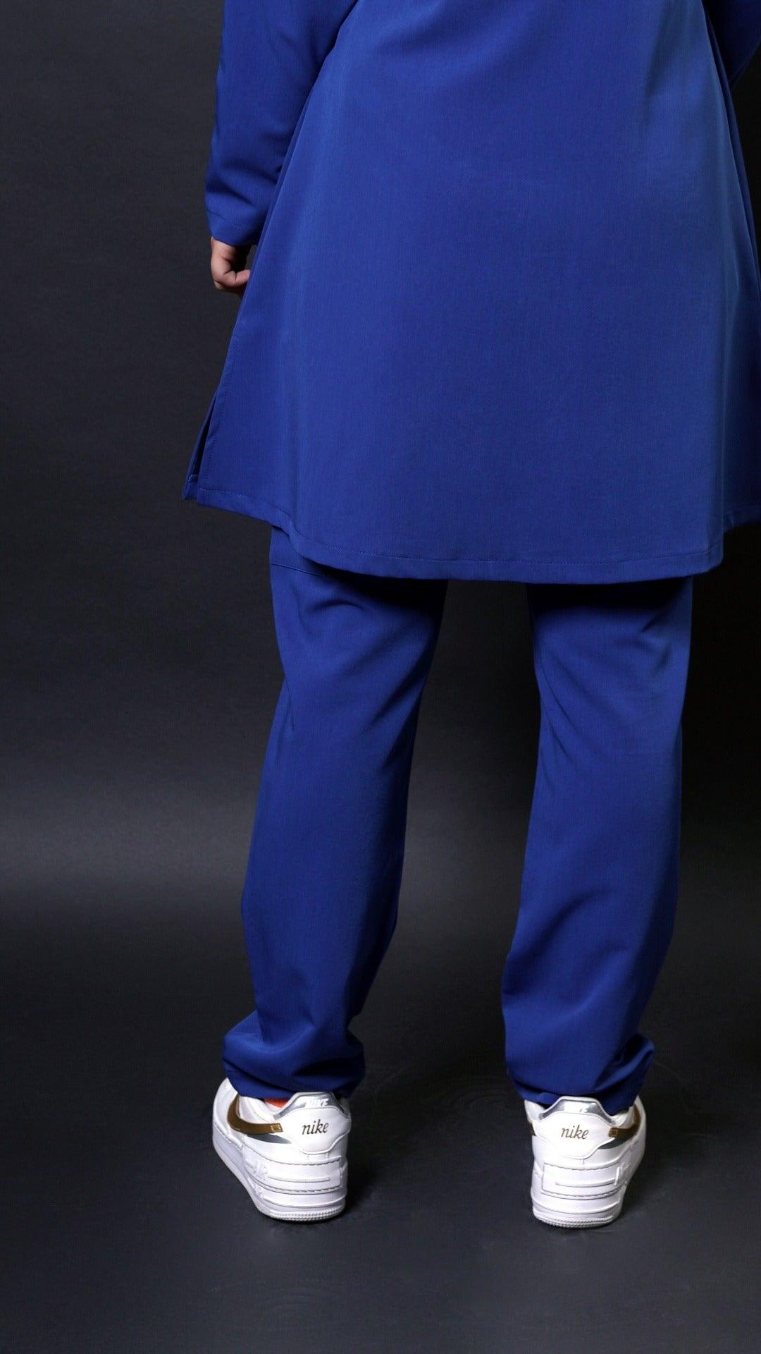 These royal blue scrub pants are straight cut and feature 6 pockets, 2 of which are cargo pockets. They're perfect for carrying all of your essential items with you while you're on the job.