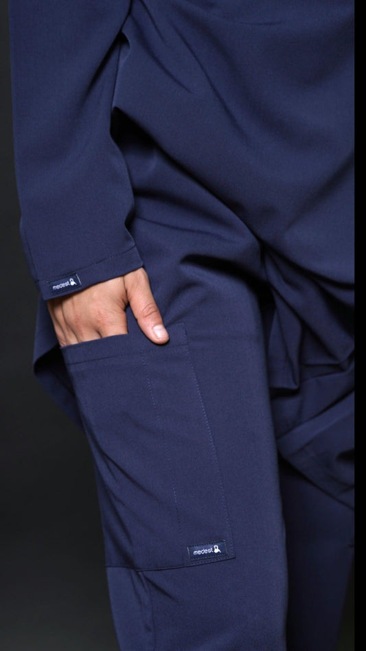 These navy blue scrub pants are straight cut and feature 6 pockets, 2 of which are cargo pockets. They're perfect for carrying all of your essential items with you while you're on the job.